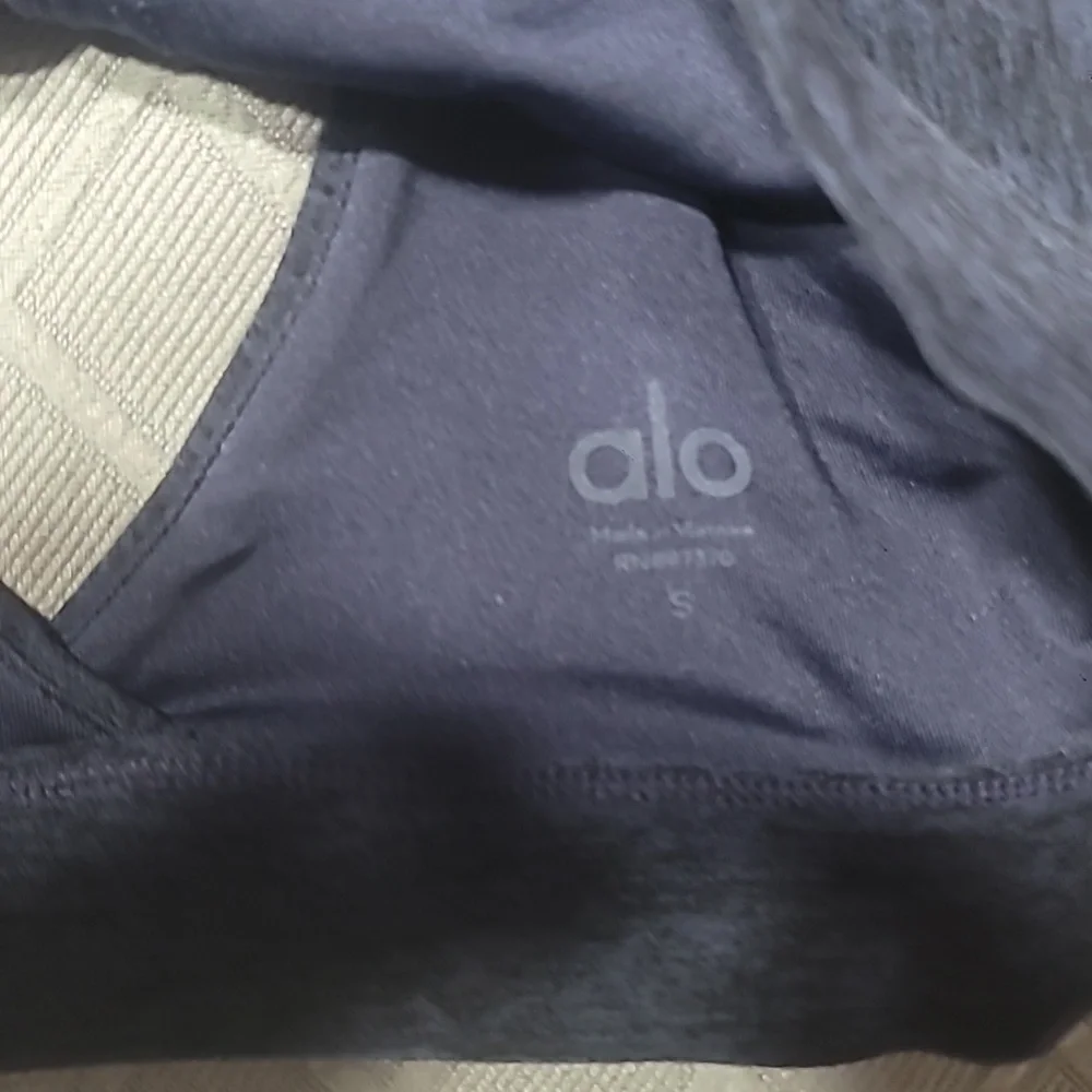 ALO Yoga elevate your